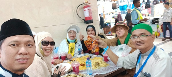 Mantap, Jemaah Calon Haji Lahat Ditraktir Makan Nasi Kebuli Arab oleh Ketua Fraksi PKB Wiwin Andaini Sulaiman