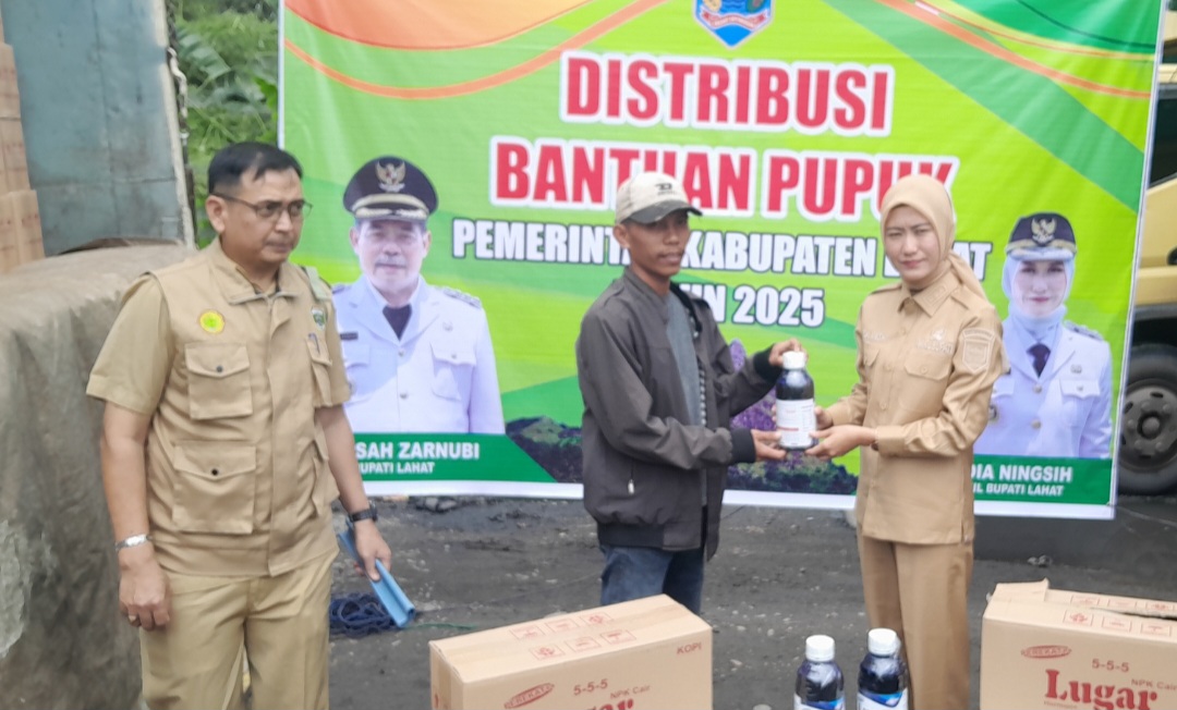 Wakil Bupati Widia Ningsih Simbolis Salurkan Bantuan Pupuk Untuk Petani Kabupaten Lahat, Simak Harapannya