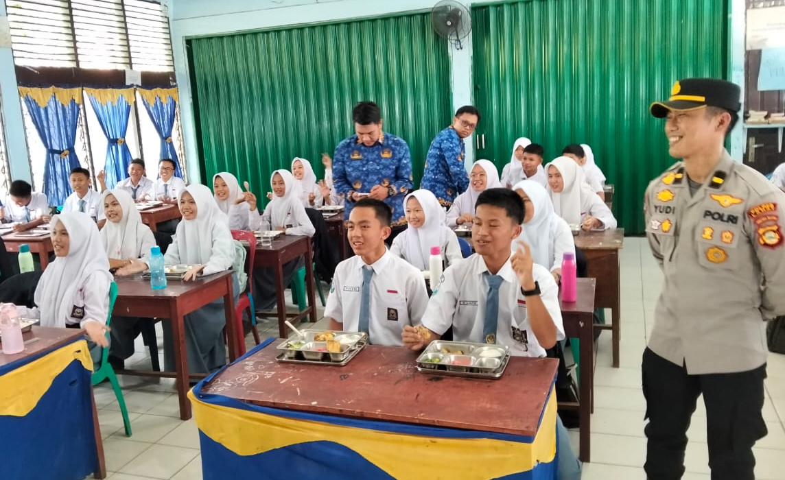 KBO Binmas Mewakili Kapolres Lahat, Launching Pembagian Program Makan Bergizi Gratis, Lihat Lokasi Sekolah