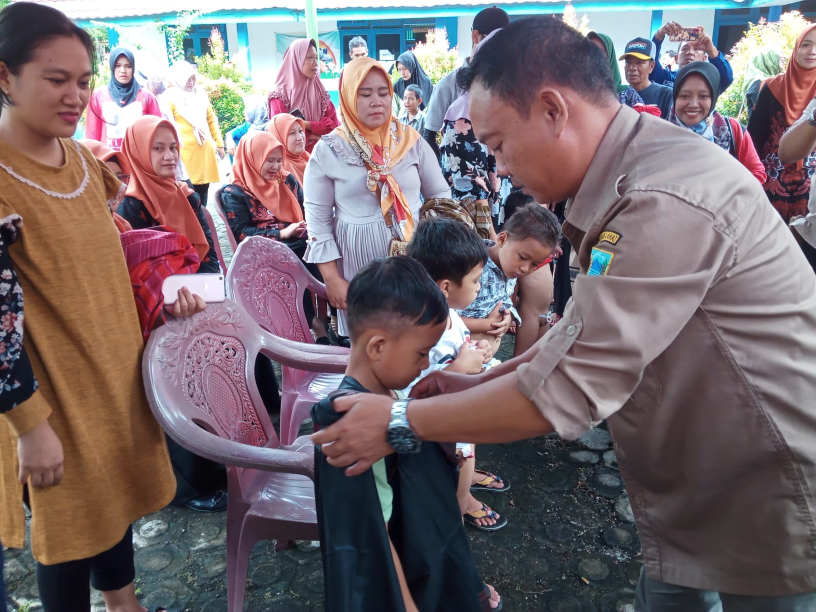 Kali Ini Giliran Anak-anak Kecamatan Merapi Timur Disunat Massal