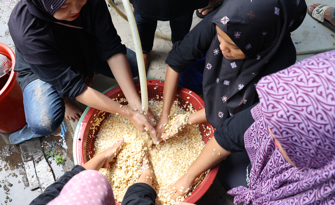 Bukit Asam (PTBA) dan IZI Berdayakan Masyarakat Desa Prabu Menang Lewat Usaha Tempe