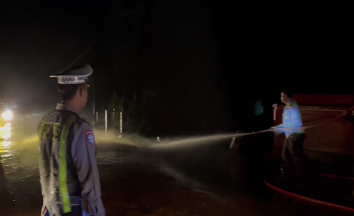 Tanah Longsor di Jambat Genting, Satlantas Polres Lahat dan Personel Polsek Tanjung Sakti Atur Lalu Lintas