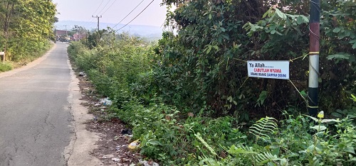 Sampah Tidak Habis – habis di Pinggir Jalan Desa ini Pasang Spanduk Isinya Mengerikan