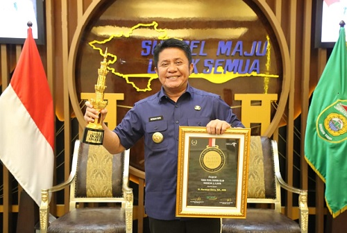 Anugerah Grand IKADI Award 2022 untuk Herman Deru