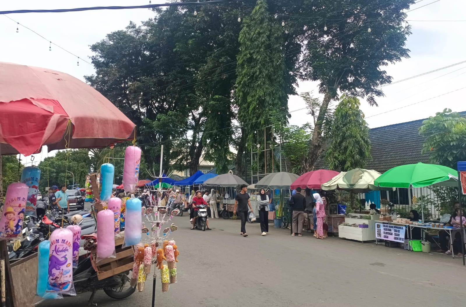 Pedagang Takjil Dadakan Padati Pinggir Jalan Depan Pemda Lahat