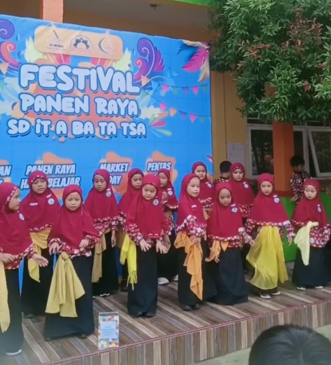 Panen Raya SD iT A Ba Ta Tsa: Ajarkan Ilmu Sabar dan Tauhid