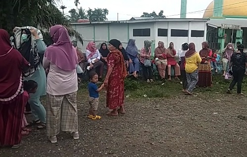 Emak emak Desa Sirah Pulau Minta Kompensasi Berbentuk Uang, Bukan Sembako