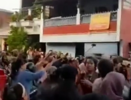 Waduh Gawat, Warga Satu Kampung Mendatangi Rumah Dewi Persik