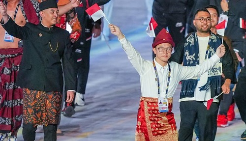 Ketua Kontingen Indonesia Promosikan Baju Adat Sumsel pada Defile Opening Ceremony SEA Games 2023