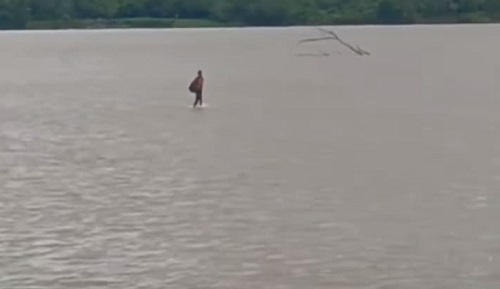 Video Seseorang Berjalan Diatas Air Viral di Media Sosial