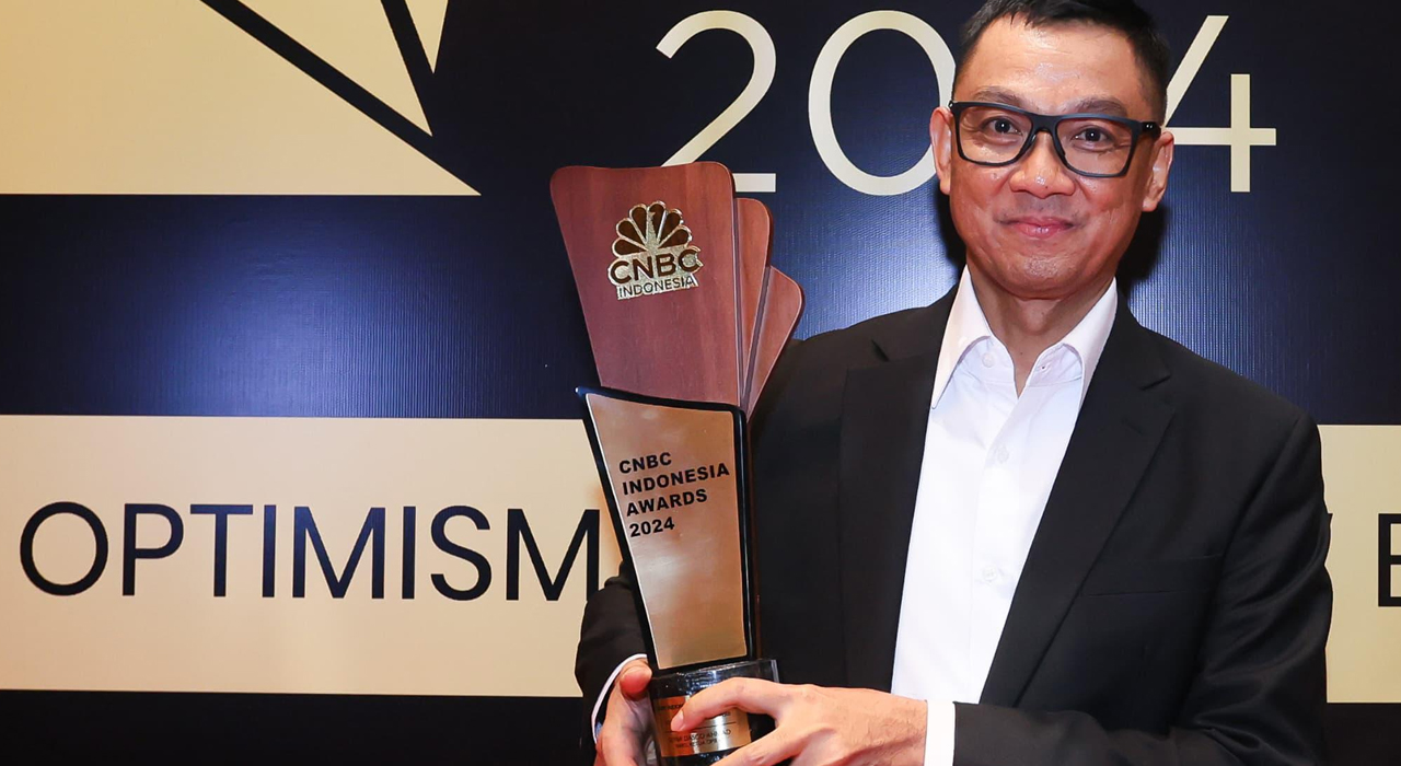 Direktur Utama PT PLN (Persero) Darmawan Prasodjo Jadi CEO Terbaik, CEO Of The Year 2024