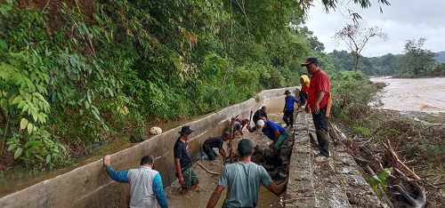 Warga 4 Desa Gotong Royong di Kepala Siring Irigasi Lematang 2