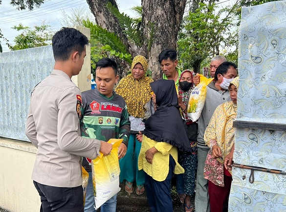 Laksanakan Ibadah Umrah, AKBP Eko Sumaryanto Kapolres Lahat Terus Salurkan Bantuan Beras di Lahat