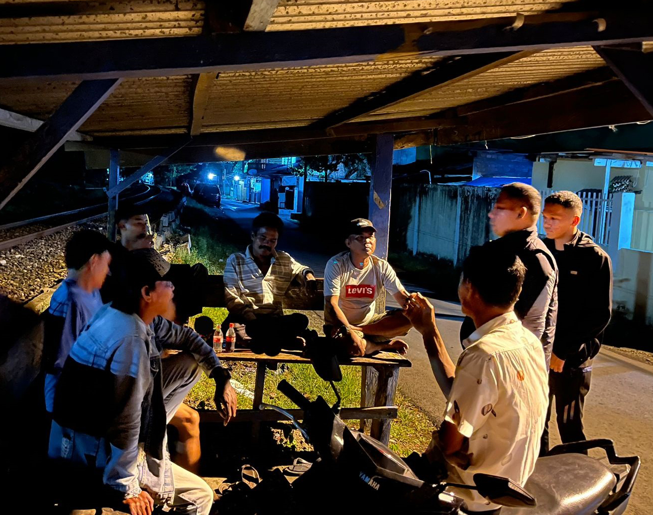 Polisi Patroli ke Gang-gang Kelurahan Gunung Gajah Kota Lahat, Imbau Aktifkan Poskamling dan Pasang CCTV