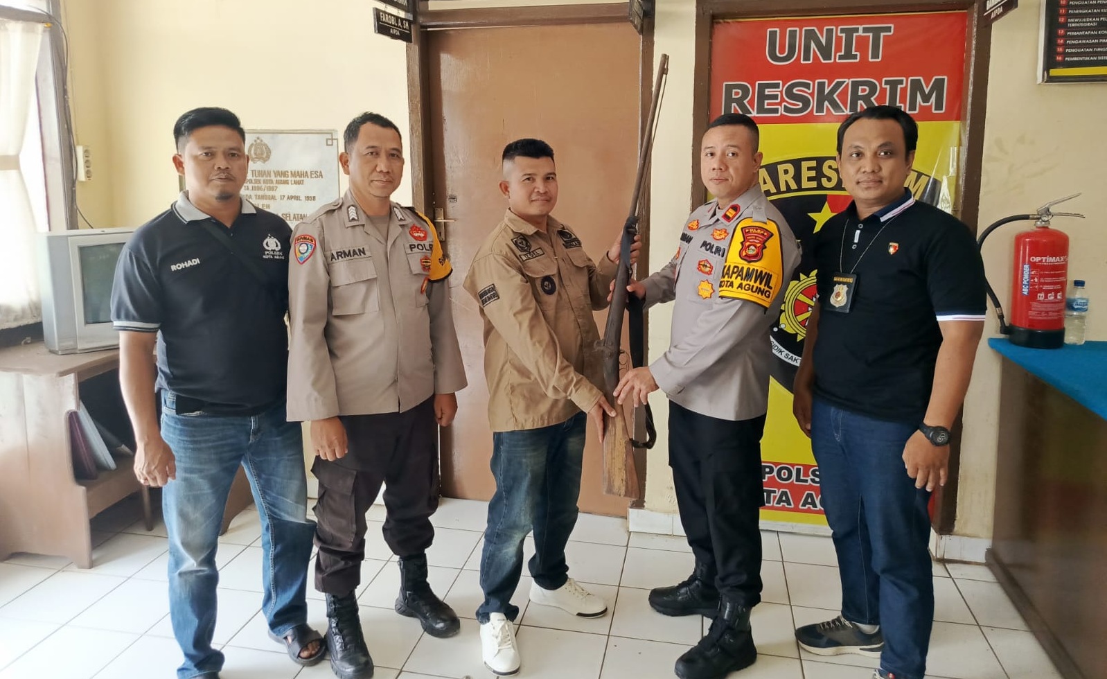 Warga Serahkan Senjata Api Rakitan Laras Panjang ke Polsek Kota Agung