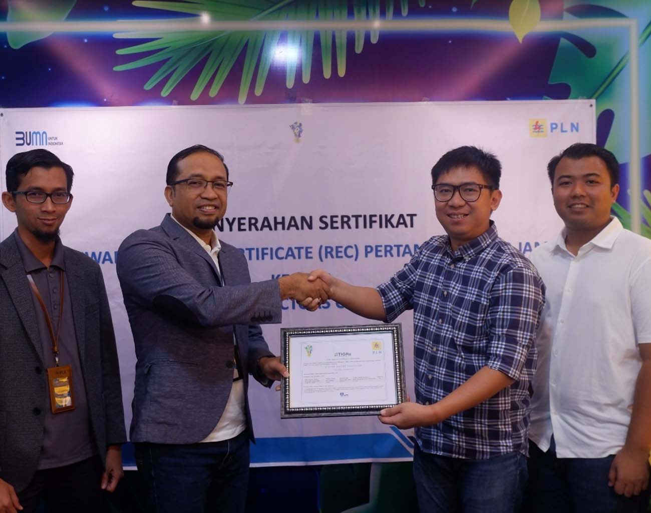 PLN UP3 Jambi Serahkan Renewable Energy Certificate (REC) Pertama kepada PT United Tractors Cabang Jambi