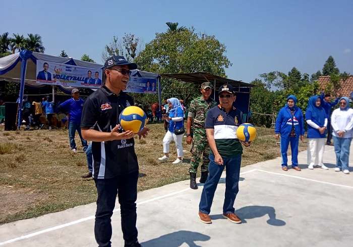 Wabup Lahat Haryanto dan Ketua DPRD Fitrizal Lakukan Servis Pertama Buka Turnamen Voli HUT Partai Demokrat