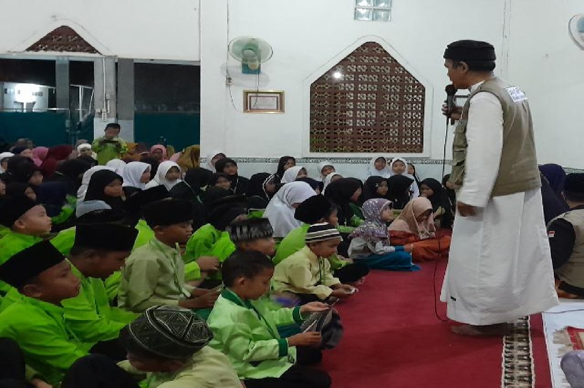Kegiatan Rutin Masjid Muqimus Sunnah Lahat, Setiap Tanggal 10 Beri Santunan Anak Yatim Luar Panti Asuhan