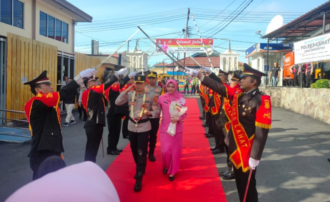 AKBP Novi Edyanto SIK MIK Kapolres Lahat Baru Tiba di Lahat, Disambut Pedang Pora di Mapolres Lahat