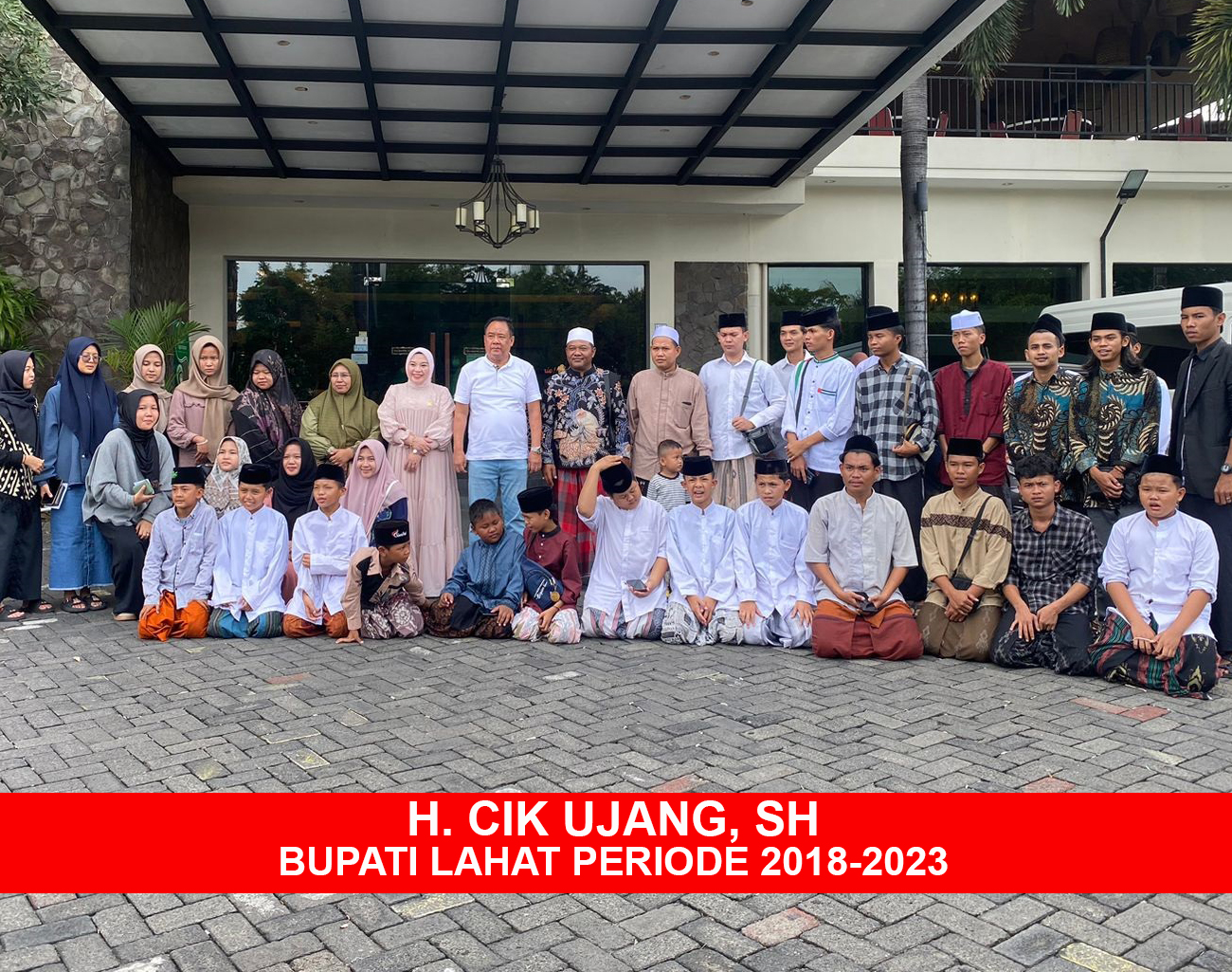 Bupati Lahat Periode 2018-2023 H Cik Ujang Beri Beasiswa kepada Santri Lahat yang Menimba Ilmu di Pulau Jawa