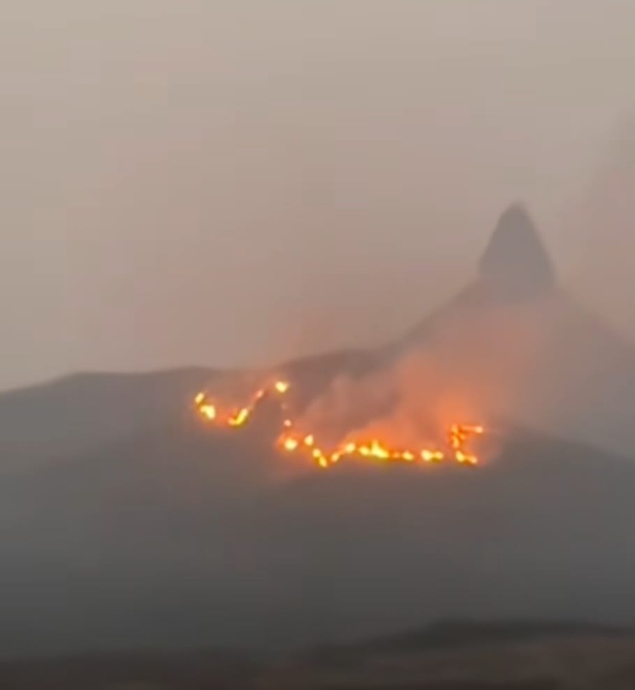 Polsek Merapi Barat dan Tim Padamkan Karhutla di Kaki Bukit Serubuk