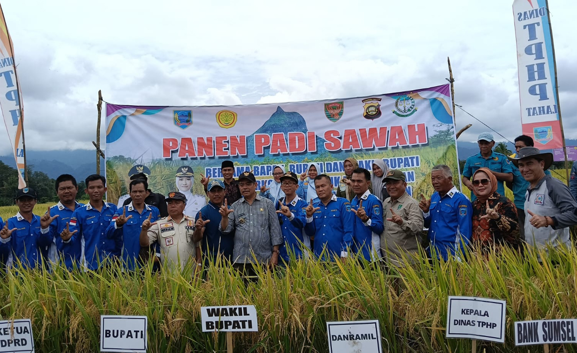 Panen Padi Sawah di Desa Pagar Jati Dihadiri Bupati Lahat Bursah Zarnubi