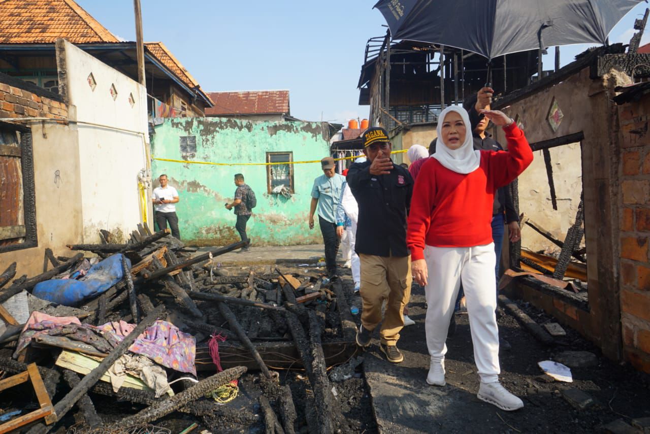 Ketua PKK Sumsel Feby Deru Tinjau dan Bantu Korban Kebakaran 11 Rumah di Seberang Ulu I