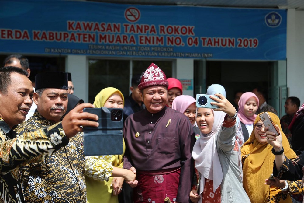 Bupati Bursah dan Gubernur Deru “Bersedia” Layani Foto Selfie, Peringatan Hari Jadi ke-79 Kabupaten Muara Enim
