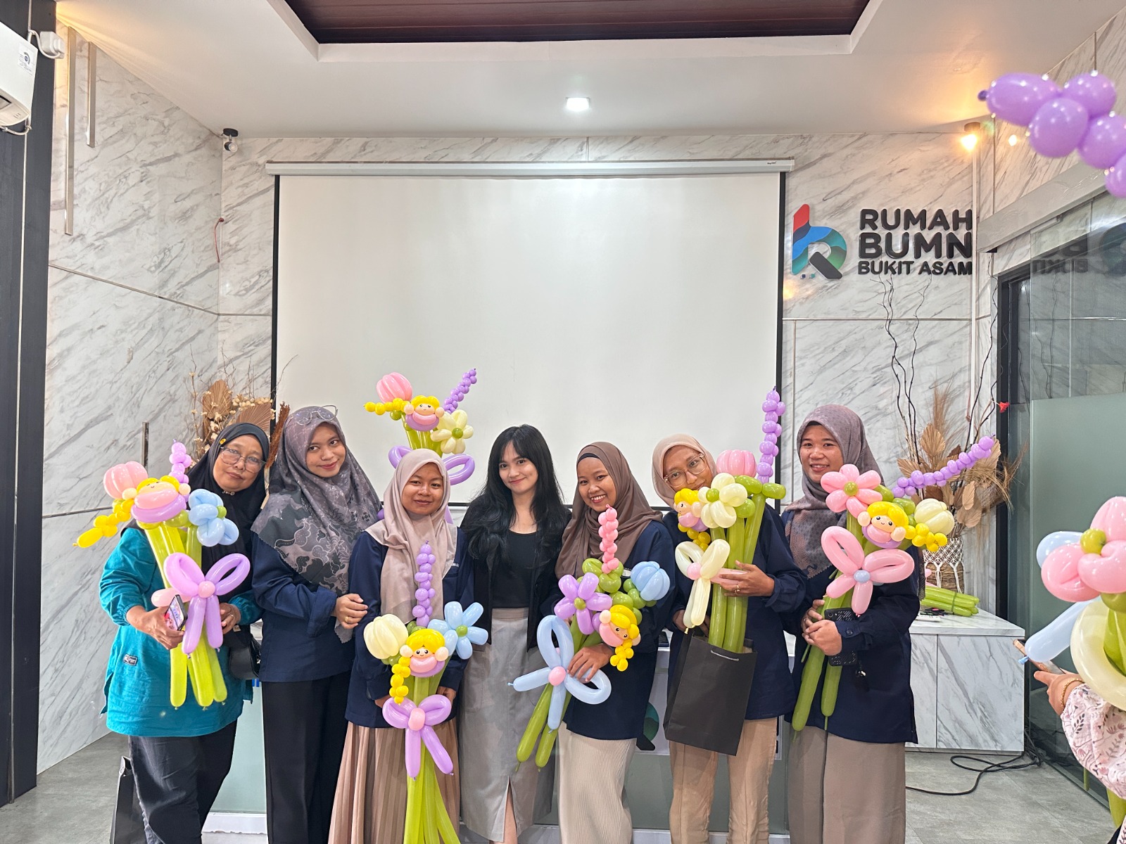 PTBA Ajak UMK Kembangkan Peluang Usaha Lewat Kreasi Bunga Balon