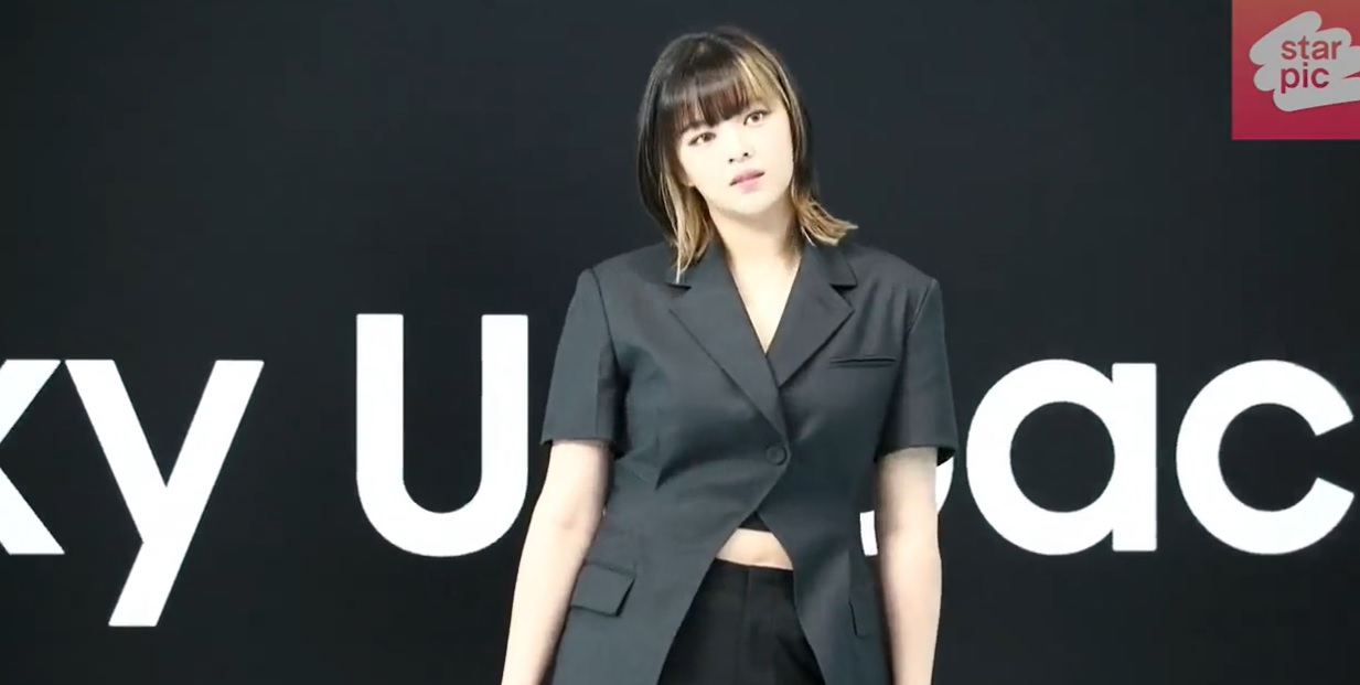 Sekarang Artis Cantik Korea Selatan Jeongyeon Jadi Model Ponsel Samsung