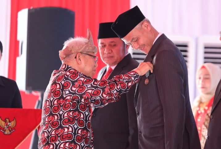 Keren, Presiden Beri Tanda Kehormatan Satyalancana Wira Karya kepada Ganjar Pranowo