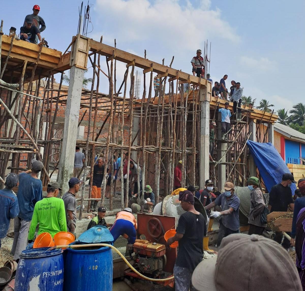 Warga Desa Ini Kompak Gotong-Royong Bangun Masjid 