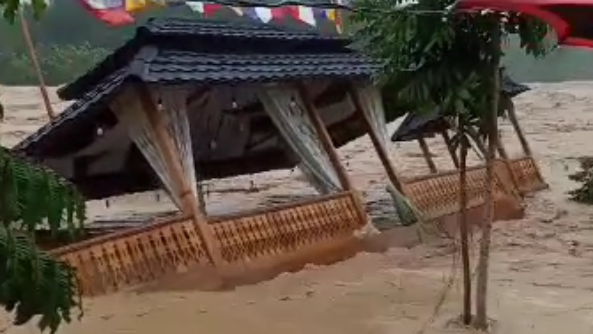 Lesehan Pagar Lematang Demang Kenasin Lahat Hanyut Disapu Banjir 
