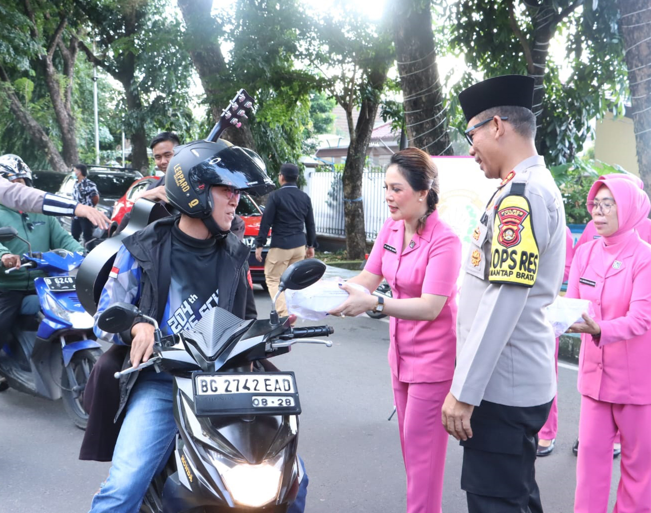 Jelang Pertengahan Bulan Ramadhan, Kapolres Lahat dan Istri Tercinta Berbagi Takjil kepada Pengendara Motor