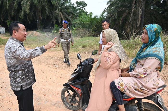 Bupati Lahat Cik Ujang Bangun Jalan Cor Beton 12 Km di Kawasan SP Palembaja Kikim Timur