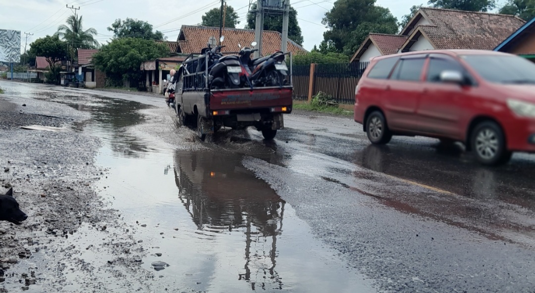 Jalan Penuh Air Di Desa Tanjung Telang Sangat Mengganggu Para Pengendara