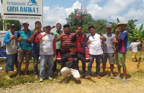 Jam 3 Sore Lomba Panjat Pinang di Depan Rafika 1 Tanjung Payang