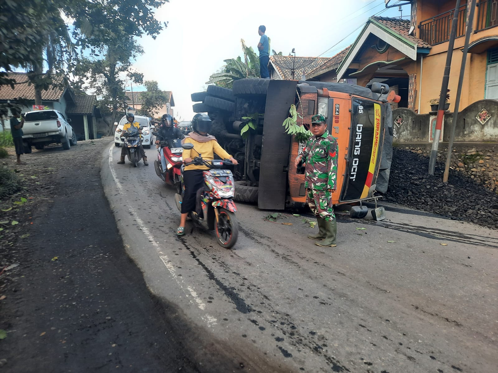 Truck Tronton Batubara Tergulir di Merapi Barat, Ini Penyebabnya 