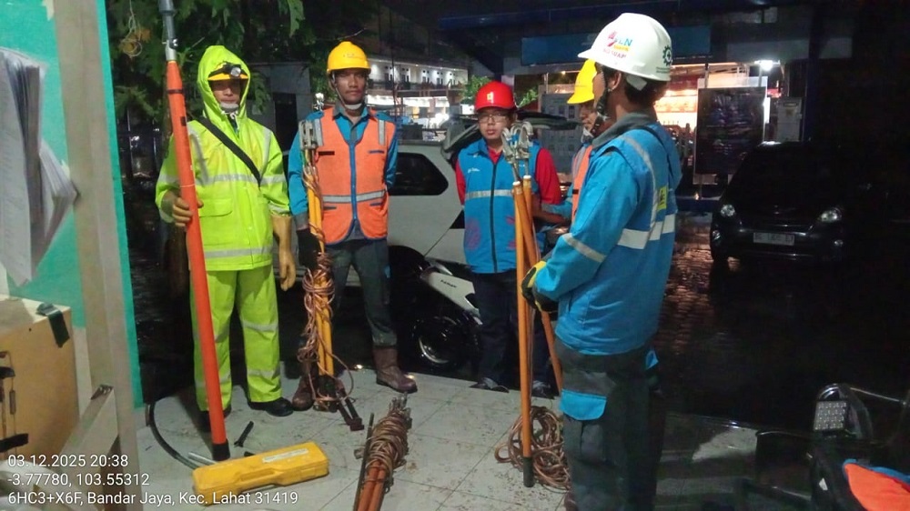 PLN ULP Lembayung Berjibaku Memulihkan Kondisi Kelistrikan Disertai Hujan Deras