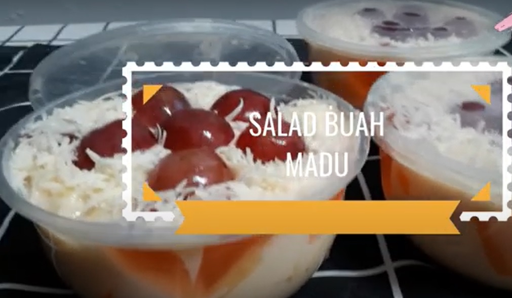 Enak Sekali Coy Makan Salad Buah Campur Madu Rasakan Sensasinya 