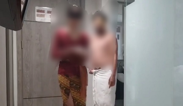 Video Syur Wanita Kebaya Merah vs Pria Handuk Putih Direkam Bulan Maret