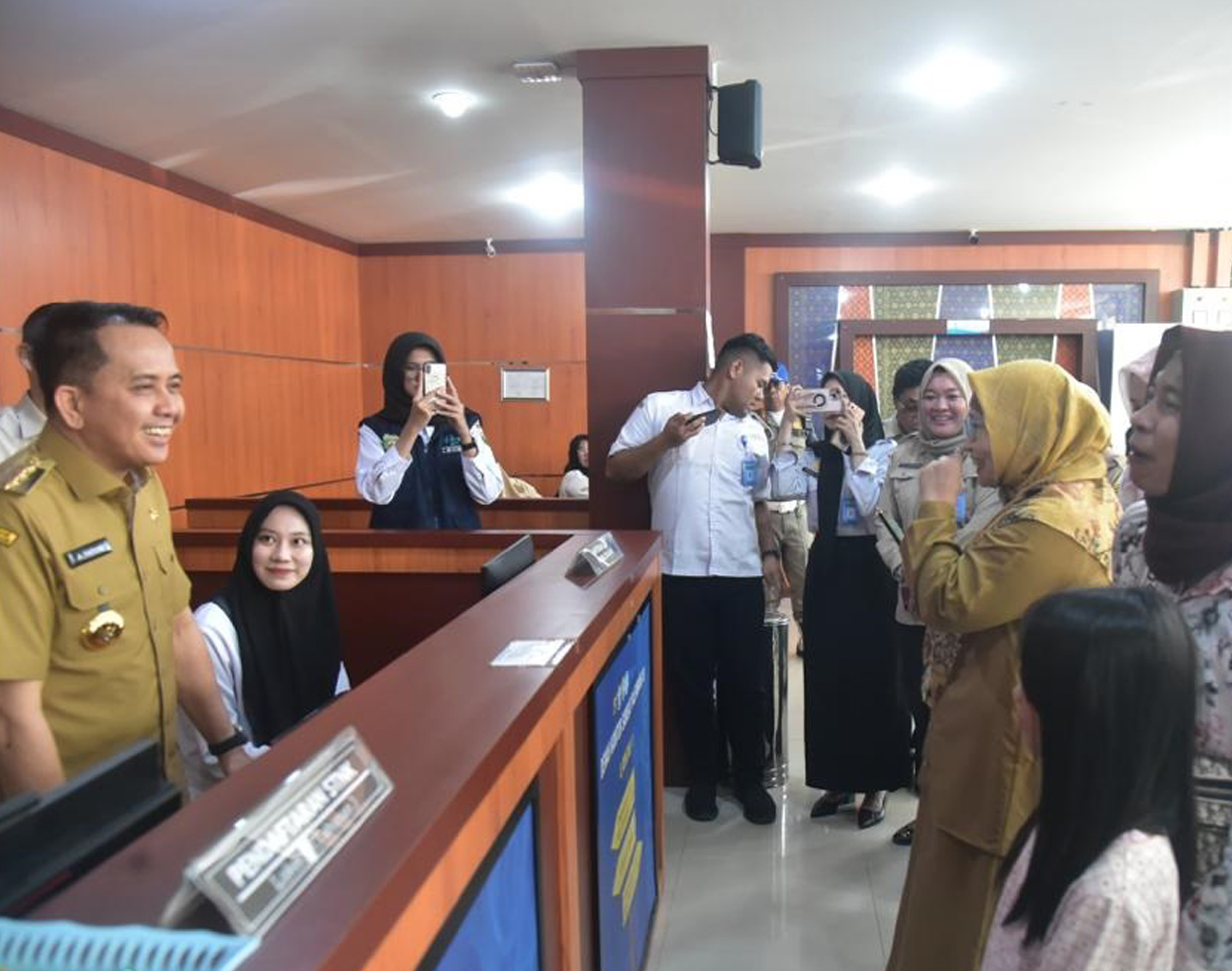 Pj Gubernur Sumsel Tinjau Pelayanan Publik di Hari Pertama Kerja Tahun 2024, Sidak Kantor Samsat Palembang