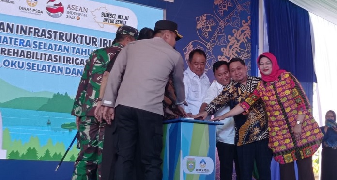 Gubernur Herman Deru bersama Bupati Lahat Cik Ujang Resmikan Irigasi di Tanjung Baru