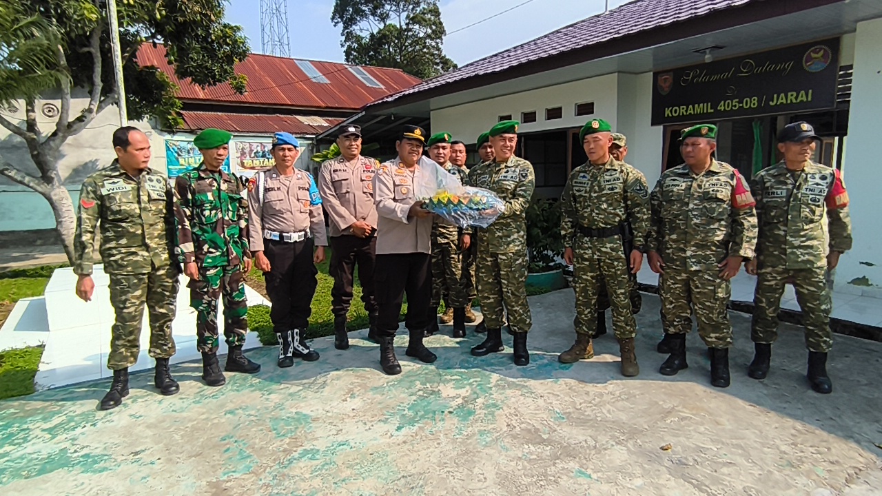 Polsek Pajar Bulan Kunjungi Koramil 405-08 Jarai, Perkuat Sinergitas TNI-Polri di HUT TNI ke-81
