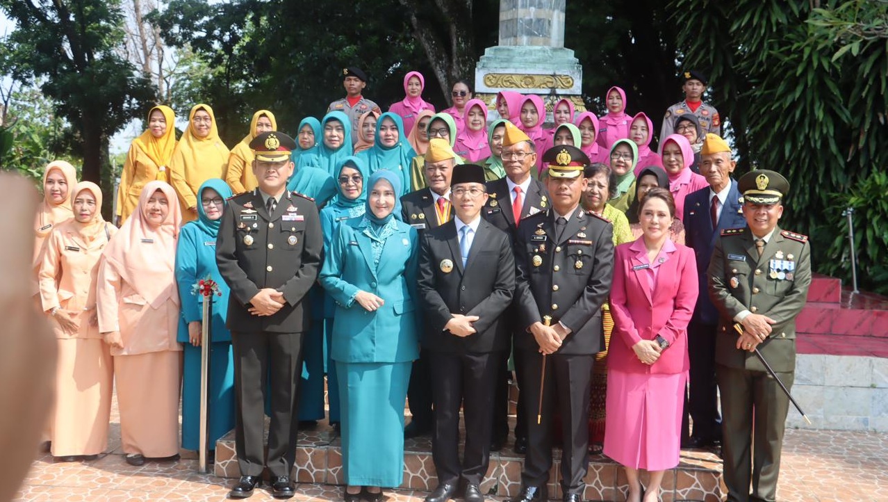 Upacara dan Tabur Bunga Peringatan Hari Pahlawan dari Polres Lahat Bersama Forkopimda Kabupaten Lahat