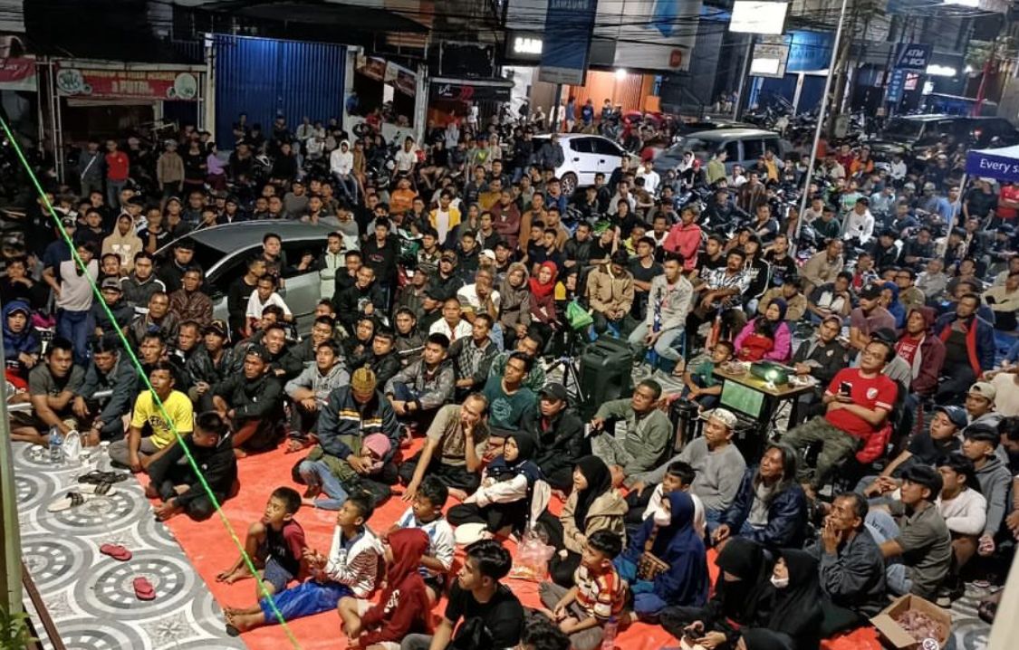 Mengusung Konsep ‘hubbul wathon minal iman’ , Ribuan Jemaah Padati Pelataran Masjid