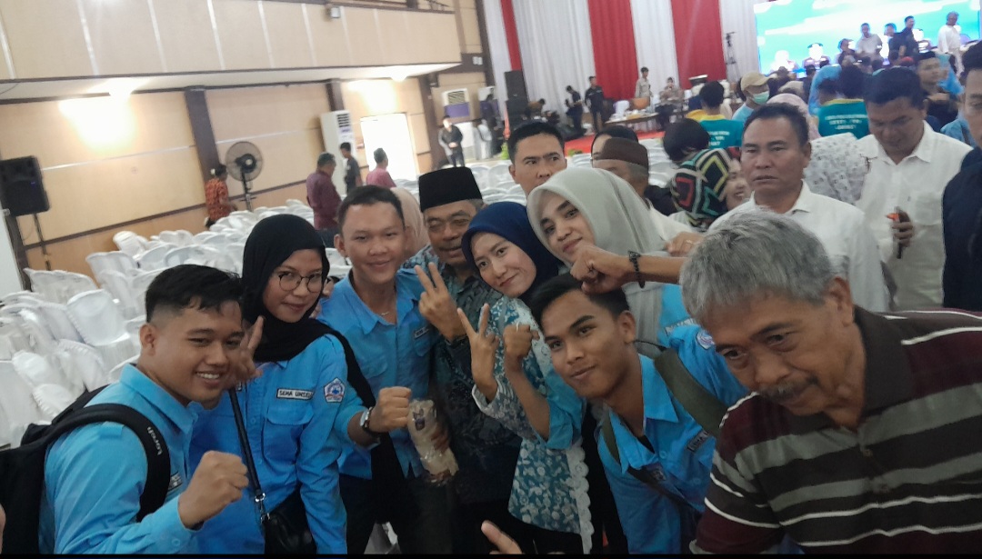 Selesai Hadiri Doa Bersama Lintas Agama Paslon Bursah - Widia di Todong Anak Muda Milenial Minta Foto Bersama