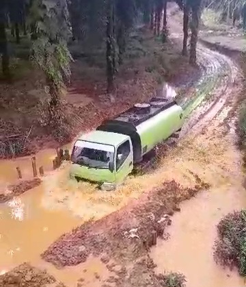 Jalan Di Kabupaten Lahat ini Semakin Parah di Musim Hujan, Warga Minta Perbaikan