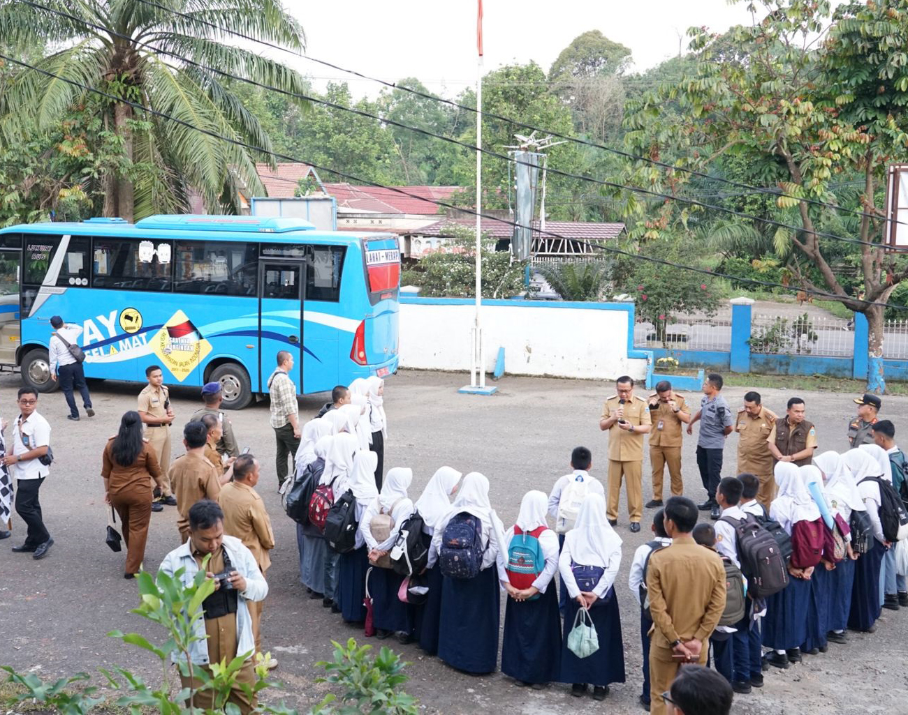 Hore!, Ada Bus Sekolah Gratis Bagi Pelajar Lahat, Pj Bupati Muhammad Farid Lakukan Pelepasan Perdana