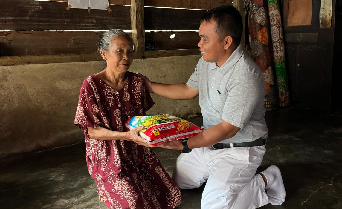 PT Prisma Cipta Mandiri dan Yayasan Tzu Chi Sinarmas Berbagi Sembako untuk Lansia di Desa Tanjung Bindu Kikim